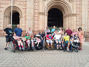 Gruppe vor dem Dom zu Speyer